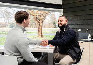 werknemer onder auto